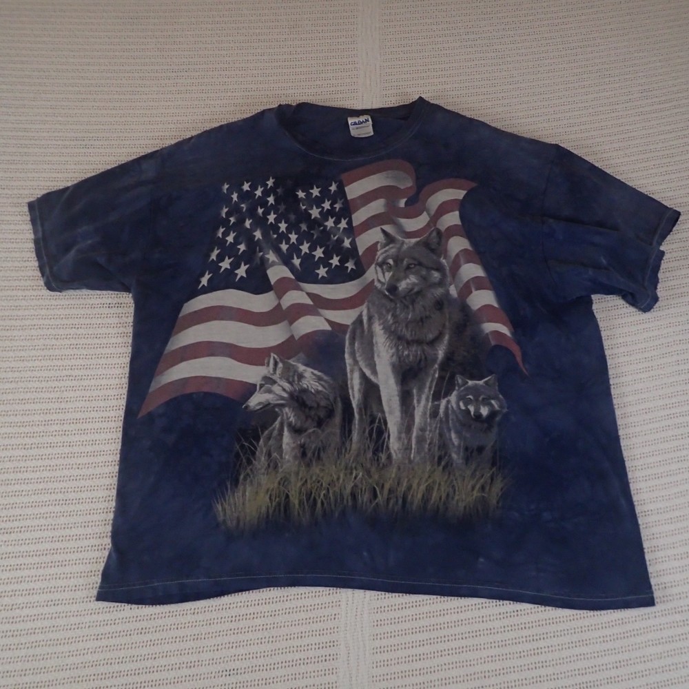 Vintage Three Wolves with American Flag Printed on Gildan Shirt Size: XL